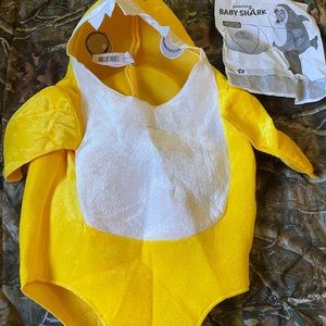 Baby shark costume 3-4t had a button on it that plays the baby shark song